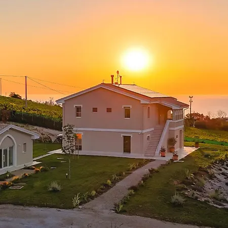 Momacasa Bed & Breakfast *